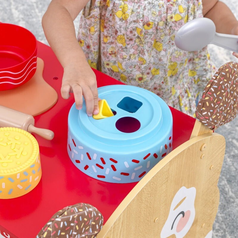 KidKraft Foody Friends Deluxe Baking Fun Puppy Activity Center Gift for Ages 2+