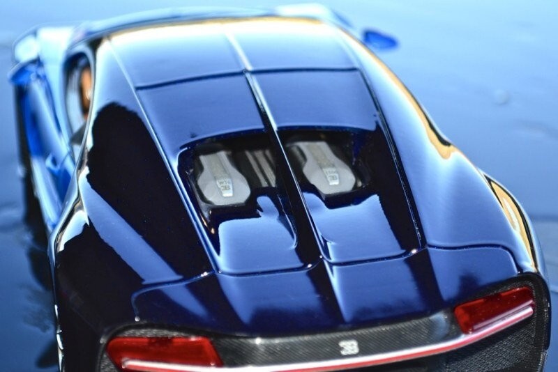 Maisto 1:18 Scale Special Edition Bugatti Chiron Die Cast Car Set Blue-Black