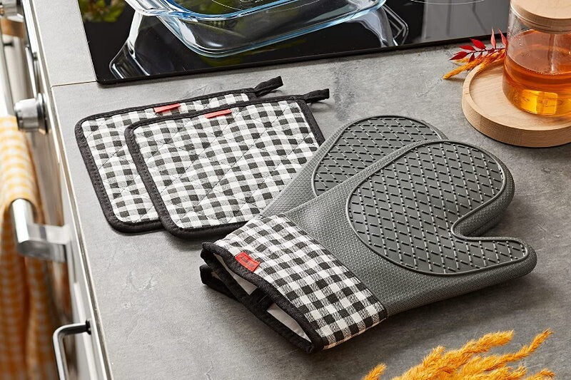 Ankway Silicone Oven Gloves and Pot Holders Set W/ Quilted Liner Heat Resistant