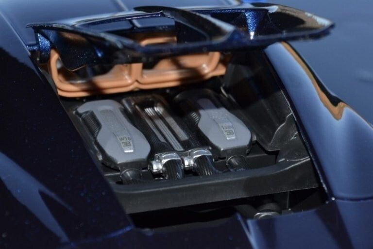 Maisto 1:18 Scale Special Edition Bugatti Chiron Die Cast Car Set Blue-Black