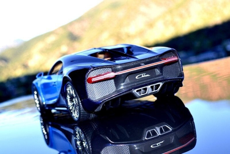 Maisto 1:18 Scale Special Edition Bugatti Chiron Die Cast Car Set Blue-Black