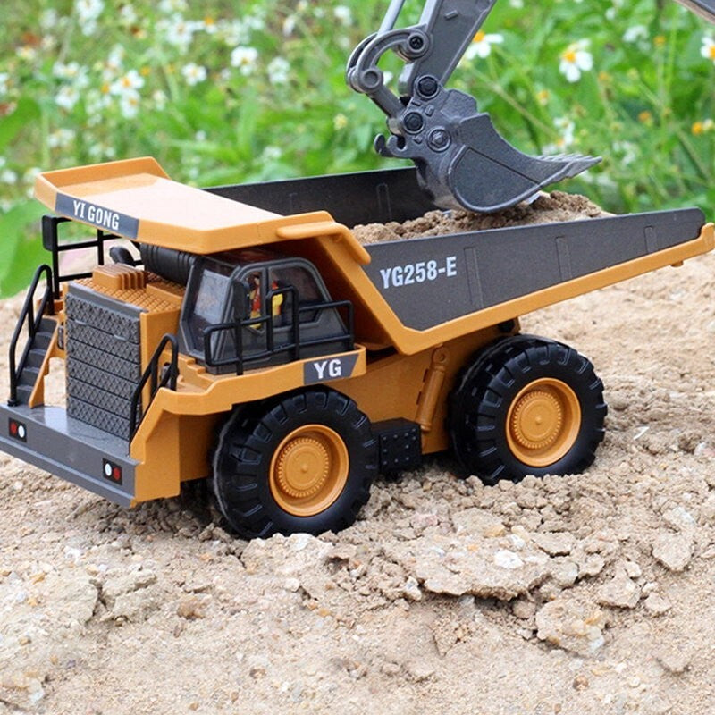 Yi Gong Toys 1:24 9CH 2.4G RC Construction Dump Truck Toy with Lights & Sounds