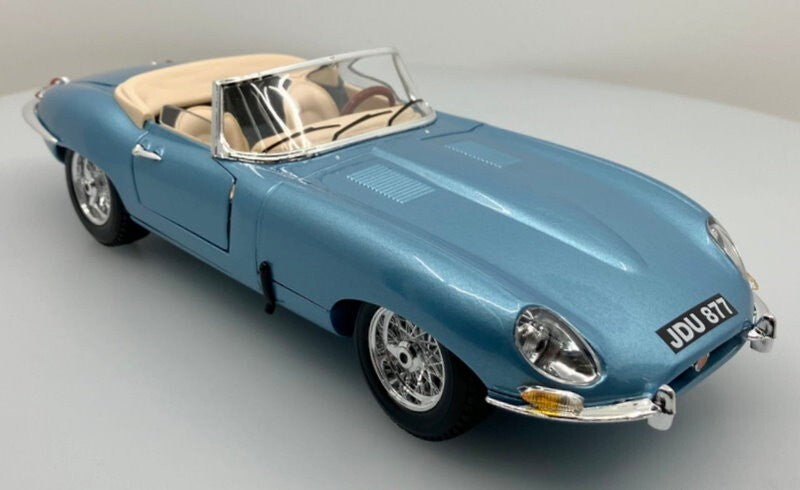 Maisto 1:18 Scale Special Edition Jaguar E-Type Cabriolet Die Cast Car Set Blue