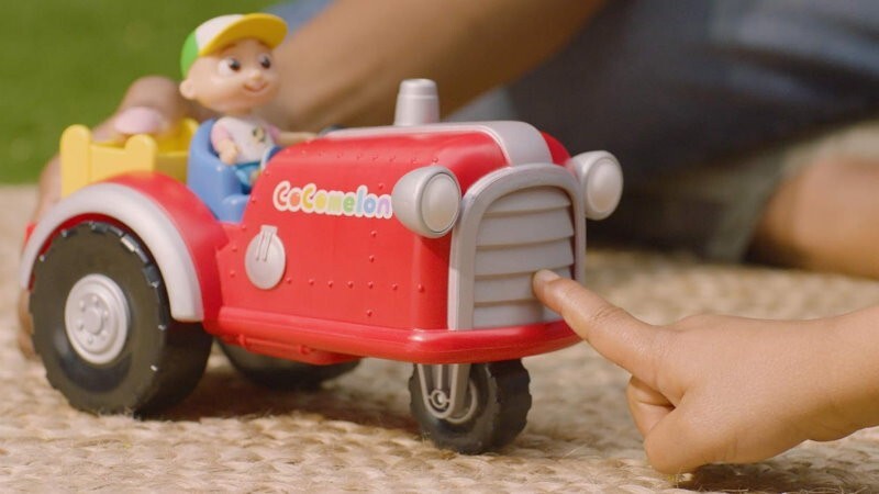 CoComelon 8 Pieces Barnyard Fun With JJ Playset Musical Tractor with Sounds