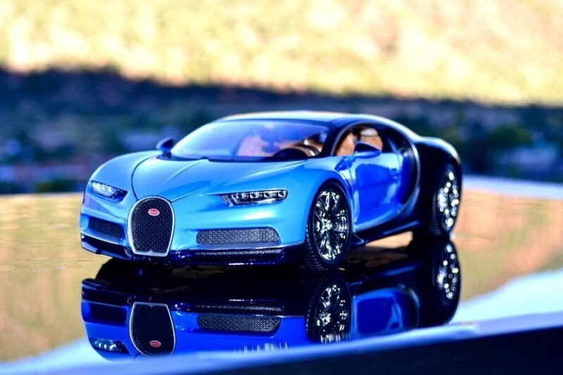 Maisto 1:18 Scale Special Edition Bugatti Chiron Die Cast Car Set Blue-Black
