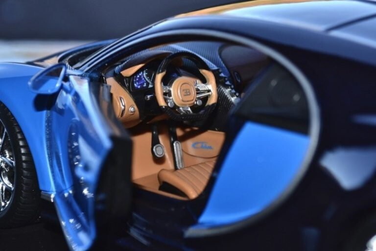 Maisto 1:18 Scale Special Edition Bugatti Chiron Die Cast Car Set Blue-Black