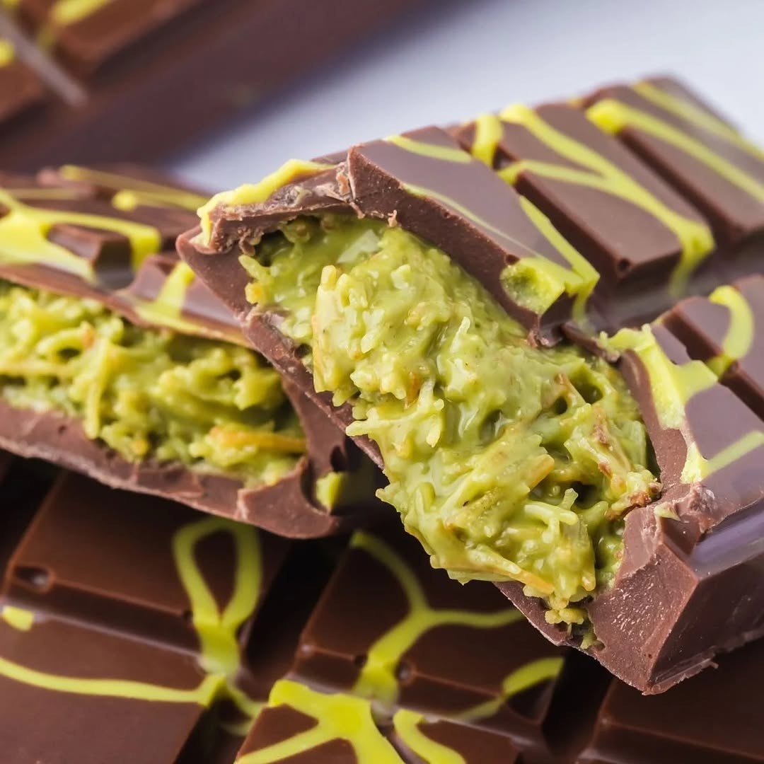 470g Fine Dubai Style Milk Chocolate Filled Pistachio Cream & Crunchy Knafeh