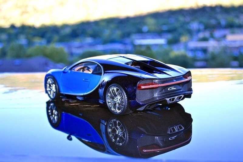 Maisto 1:18 Scale Special Edition Bugatti Chiron Die Cast Car Set Blue-Black